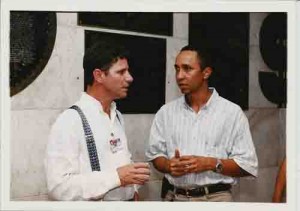 Nelson Tenório(E) Professor-Coordenador Curso de Ciências Contábeis da UFPE. Nivaldo Damaceno – Ass. Sec. Formação do Sindicato – nov/2000(Foto: Beto Oliveira/Lumen)