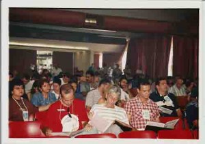 Assembléia Prestação de contas 1999 e mudança estatutária. Nas duas primeiras filas:a turma da federaçã. Edmário Alves de Assis(preto/direita) – Auditório tabocas(Centro de Convenções) – jun/2000(Foto: Ivaldo Bezerra)