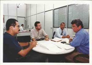 Reunião c/ o ger. reg. do HSBC – (sentido horário) João Rufino, Expedito Solaney e Sivaldo Menezes. Diretores do SEEC-PE março/ 2000. Ivaldo Bezerra