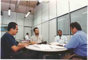 Reunião c/ o ger. reg. do HSBC – (sentido horário) João Rufino, Expedito Solaney e Sivaldo Menezes. Diretores do SEEC-PE março/ 2000. Ivaldo Bezerra