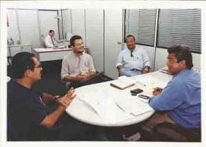 Reunião c/ o ger. reg. do HSBC – (sentido horário) João Rufino, Expedito Solaney e Sivaldo Menezes. Diretores do SEEC-PE março/ 2000. Ivaldo Bezerra