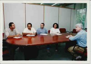 Reunião c/ Representante do banco Bandeirantes
D/E – maria José(SEEB/RN; Célio Franklin; João Rufino e Expedito Solaney(SEEC/PE) – jan/2000(Foto: Ivaldo Bezerra)