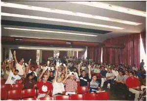 Assembléia Prestação de Contas 1999 e Mudança Estatutária (Auditório Tabocas – C. Convenções) A turma da federação vota “não” - jun/2000 (Foto: Bezerra/Lumen)