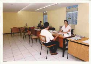 Reforma do Departamento Jurídico do Sindicato dos bancários Maria Sinhá, Secretária e Lenivan(fundo) – mai/2000(Foto: Bezerra/Lumen)