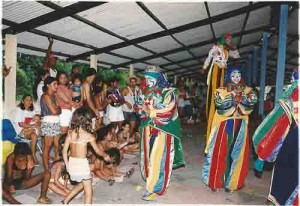 Brincadeira de circo Festa das Crianças/2000 Clube de campo palhaços e Perna-de-pau: grupo Artes e Trelas beto Oliveira/ Lumen out/2000