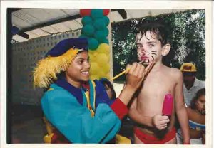 Brincadeira de circo Festa das Crianças/2000 Clube de campo palhaços e Perna-de-pau: grupo Artes e Trelas beto Oliveira/ Lumen out/2000