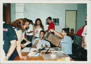 Eleições Sindicato 2000
Entrega da urna – Jairo Rodrigo(Func. Do Sindicato) c/ a urna – 25/10/2000(Foto: Ivaldo Bezerra/Lumen)