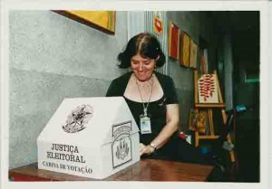 Eleições Sindicato 2000
Mª Auxiliadora Azevedo, primeira a votar no CESC-Recife/BB– 25/10/2000(Foto: Sergio Figueredo/Lumen)