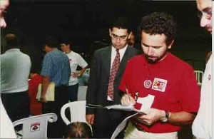 Eleições Sindicato 2000
Apuração no Clube do Oficiais Miguel correia, presidente, assina o boletim – 27/10/2000(Foto: Ivaldo Bezerra/Lumen)