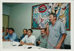 Cerimônia de posse da nova diretoria 2000
D/E: Paulo Rubem(PT), Alani Cardoso(PCdoB), Miguel Correia, Jorge Perez e Marlos Guedes – 01/12/2000(Foto: Beto Oliveira/Lumen)