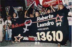 Eleições 2000
Passeata Frente de esquerda na Comissão de Roberto Leandro: Mª José Felix, Tereza Cristina, e Suzineide Rodrigues(Dir. Do Sindicato. À esquerda: Menininha(Fun Sindicato) – 14/07/2000(Foto: Ivaldo Bezerra/Lumen)