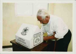 Eleições Sindicato 2000
“Seu” Irineu do Nascimento(Sócio Fundador do Sindicato), Primeiro a votar na urna da sede – 25/10/2000(Foto: Ivaldo Bezerra/Lumen)