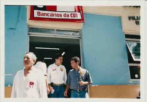 Eleições do Sindicato 2000
Centro: Virami Cavalcanti(Diss. Do Sindicato que aderiu a Contec/FEEB – chapa 2. a direita: Miltinho(Vice-Pres. CNB/CUT Milton Rezende DEEB/RJ) – 25/10/2000(Foto: Beto Oliveira/Lumen)