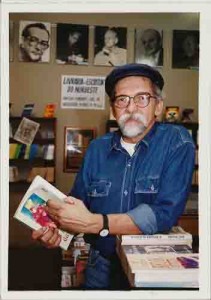 Tarcílio Pereira(Ex-Livro 7)  - instala a Livraria do Escritor Nordestino – Espaço Passárgada, casa Manuel Bandeira – abr/ 2000(Foto: Ivaldo Bezerra)