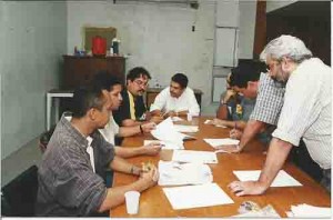 Ednário (FEEB/CONTEC) discute com Ben-Hur (func. Sindicato) na apuração dos votos p/ com. Eleitoral do proc. sucessão sindical 2000 agosto/00 foto: Ivaldo Bezerra/Lumen