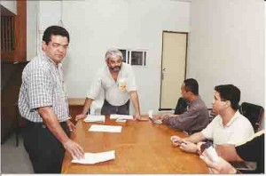 Os funcionários do Sindicato Wellington e Nivaldo, na apuração dos votos p/ com. Eleitoral do proc. sucessão sindical 2000 agosto/00 foto: Ivaldo Bezerra/Lumen