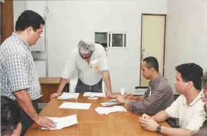 Mesa apuradora da eleição da comissão Eleitoral p/ sucessão sindical 2000 agosto/00 foto: Ivaldo Bezerra/Lumen