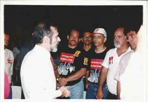 Eleições sindicais 2000/ apuração. Pres. junta apuradora, Roberto Moraes, fala c/ representantes das 2 chapas 26/10/2000 foto Ivaldo Bezerra/ Lumen