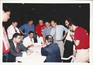 Eleições sindicais 2000/ apuração. representantes da Feeb/Contec (esq.) e da chapa cutista (centro e dir.) discutem c/ o pres. junta apuradora, Roberto Moraes (de costas). 26/10/2000 foto Ivaldo Bezerra/ Lumen