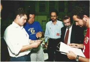 Apuração das eleições municipais 2000 À dir. Miguel correia, Roberto Morais (pres. junta apuradora), maurício rands. À esq. representantes da Feeb. Foto: Ivaldo Bezerra/ Lumen 26/10/2000
