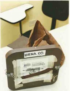 Eleição do sindicato Urna violada pela chapa 2 – FEEB/CONTEC 25 e 26 de outubro/2000 foto: Ivaldo Bezerra/ Lumen