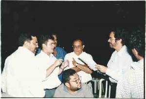 Representantes da Feeb/Contec tentam tumultuar apuração nas eleições sindicais 2000 À dir. Maurício Rands. Ao centro, paulo sobral foto: Ivaldo Bezerra/ Lumen – 26.10.2000
