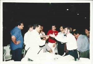 Representantes da Feeb/Contec tentam tumultuar apuração nas eleições sindicais 2000 À dir. pres. junta apuradora, Roberto Moraes conversa c/ advogado da Feeb. À esq., Gustavo Walfrido. Centro: Roberto Leandro e Maurício Rands. Ivaldo Bezerra/ Lumen – 26.10.2000