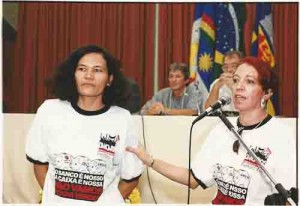 Laudenice Oliveira e Sulamita Esteliam, jornalistas do sindicato (sent. horário) ass. de Prestação de Contas 1999 ao fundo: Marlos Guedes, pres. SEEC/PE e Jorge Perez, pres. CUT/PE e dir. sind. Ivaldo Bezerra/ Lumen junho/2000