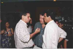 Chega de Sufoco! Festa UAU! Dia do bancário. roberto Leandro, centro, dir. SEEC/PE e João Paulo, dep. est. e candidato do PT à pref. do Recife conversam com bancário. Espaço Muchacha. Agosto/2000 – Ivaldo Bezerra/Lumen