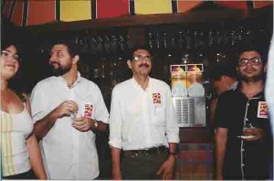 Chega de Sufoco! Festa UAU! Dia do bancário. Espaço Muchacha. João Paulo, dep. est. e candidato do PT à prefeitura presente (E- camisa branca) Agosto/2000 – Ivaldo Bezerra/Lumen