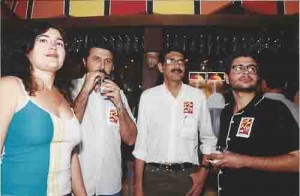 Chega de Sufoco! Festa UAU! Dia do bancário. Espaço Muchacha. João Paulo, dep. est. e candidato do PT à prefeitura do recife (centro) e assessores: Demetrius (preto),  Múcio e a mulher Marta Agosto/2000 – Ivaldo Bezerra/Lumen