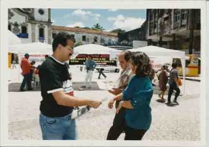 Atividade em favor da CPI da corrupção, na praça do carmo/Recife. Diretor do Sind. Bancários, José Clécio, panfletando – 05/04/2001(Beto Oliveira)