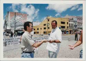 Atividade em favor da CPI da corrupção, na praça do carmo/Recife. Presidente do Sind. Bancários, Miguel Correia, panfletando – 05/04/2001(Beto Oliveira)
