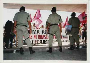 Dia do trabalhador Rural. Polícia barra tentativa de ocupação da ex-Sudene – Jul/2001 (Beto Oliveira0 - LUMEN)