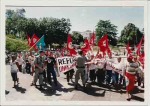Dia do trabalhador Rural. Polícia barra tentativa de ocupação da ex-Sudene – Jul/2001 (Beto Oliveira0 - LUMEN)