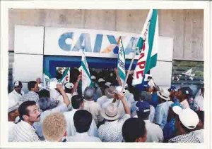 Trabalhadores Rurais ocupam agência da Caixa Econômica, no Recife, para exigir pagamento do PIS (liderados pela FETAPE) dia: 05.04.2001 foto: Beto Oliveira/ Lumen