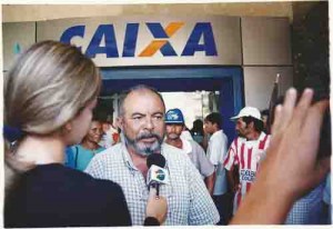 Trabalhadores Rurais ocupam agência da Caixa Econômica, no Recife, para exigir pagamento do PIS (liderados pela FETAPE) dia: 05.04.2001 foto: Beto Oliveira/ Lumen