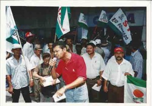 Trabalhadores Rurais ocupam agência da Caixa Econômica, no Recife, para exigir pagamento do PIS (liderados pela FETAPE) – Diretor do Sind. Dos bancários, Expedito Solaney, em apoio aos trabalhadores. dia: 05.04.2001 foto: Beto Oliveira/ Lumen