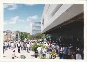 Trabalhadores Rurais ocupam agência da Caixa Econômica, no Recife, para exigir pagamento do PIS (liderados pela FETAPE) dia: 05.04.2001 foto: Beto Oliveira/ Lumen