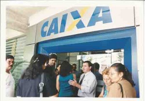 Trabalhadores Rurais ocupam agência da Caixa Econômica, no Recife, para exigir pagamento do PIS (liderados pela FETAPE) dia: 05.04.2001 foto: Beto Oliveira/ Lumen