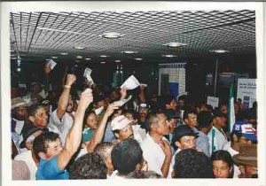 Trabalhadores Rurais ocupam agência da Caixa Econômica, no Recife, para exigir pagamento do PIS (liderados pela FETAPE) dia: 05.04.2001 foto: Beto Oliveira/ Lumen