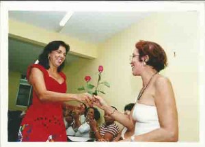 Dia da Mulher – Culto ecumênico. Edla Noronha (Mulheres X desemprego) entrega rosas para Sulamita 07.03.2001 foto: Ivaldo Bezerra/ Lumen