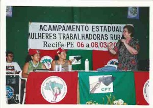 Dia das Mulheres do MST: Tânia Bacelar (Sec. Planejamento) e representantes do MST.  Clube da Chesf – 07/03/2001(Foto ??? Bezerra/Lumen)