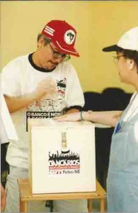 Urnas de votação Seminário Estadual dos Bancáriuos e Assembléia de Prestação de Contas 2000 (Segurança e Terceirização) – Auditório do Sindicato dos Bancários data: 19/05/2001 foto: Beto Oliveira