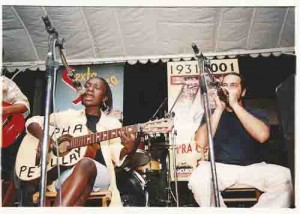 Comemoração 70 anos do Sindicato - Show de Alfa Petulay e grupo (à dir. Nilo Badji) dia 26 de outubro 2001 foto: Beto Oliveira/ Lumen