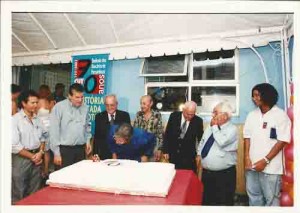 Comemoração 70 anos do Sindicato. E/D: presidente Miguel Correia (2000-03) e Irineu Nascimento (sócio fundador). dia 26 de outubro 2001 foto: Beto Oliveira/ Lumen