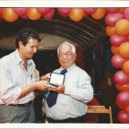 Comemoração 70 anos do Sindicato. E/D: presidente Miguel Correia (2000-03) e Irineu Nascimento (sócio fundador). dia 26 de outubro 2001 foto: Beto Oliveira/ Lumen