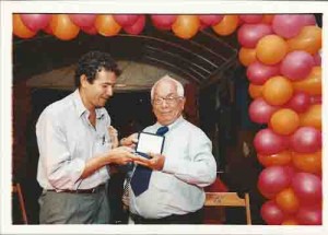 Comemoração 70 anos do Sindicato. E/D: presidente Miguel Correia (2000-03) e Irineu Nascimento (sócio fundador). dia 26 de outubro 2001 foto: Beto Oliveira/ Lumen