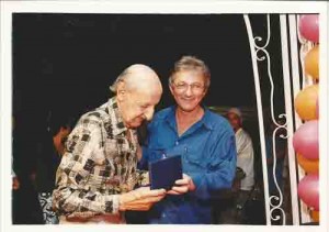 Comemoração 70 anos do Sindicato. E/D: Milton Persivo (51-53) e Marlos Guedes (97-2000 camisa azul escura). dia 26 de outubro 2001 foto: Beto Oliveira/ Lumen