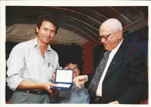Comemoração 70 anos do Sindicato. E/D: presidente Miguel Correia (2000-03), ex-presidente Roberto Leandro (91-94), diretor Darcy Leite (pré.-68). dia 26 de outubro 2001 foto: Beto Oliveira/ Lumen